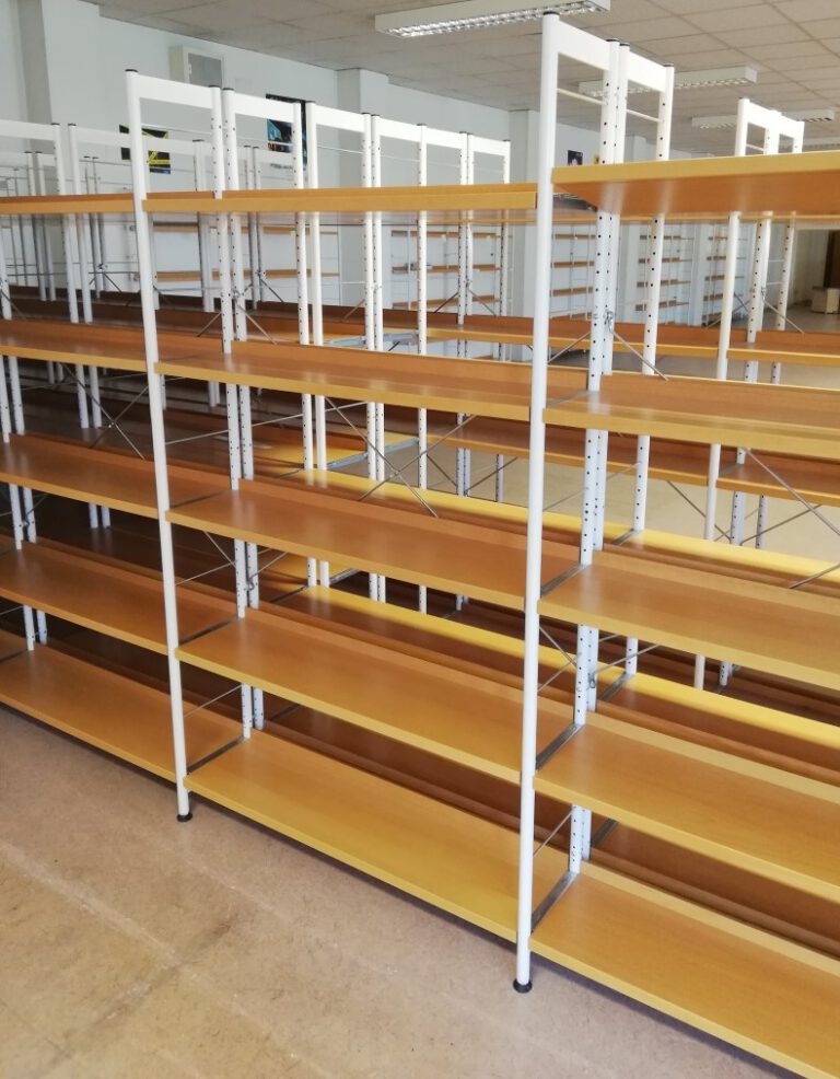 Neue Regale für die Schulbibliothek