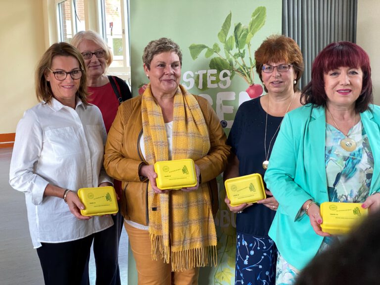 Übergabe der Bio-Brotbox an die 1. Klassen